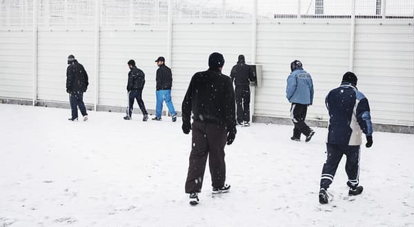 Ce jour de novembre 2010, quelques dizaines de personnes détenues tournent dans la cour de promenade blanchie par la neige. Ce jour de novembre 2010, quelques dizaines de personnes détenues tournent dans la cour de promenade blanchie par la neige.