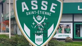 Le blason de l'ASSE a été tagué "Morts aux Verts" dans la nuit de mardi 8 à mercredi 9 octobre 2024. 