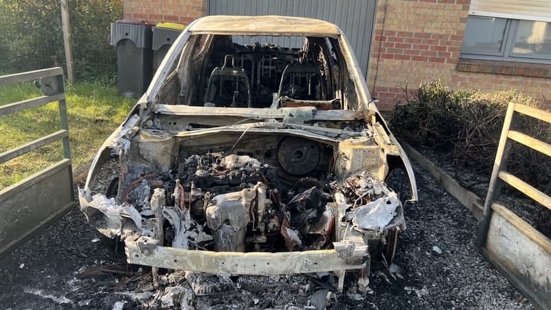 Dans la nuit du lundi 29 au mardi 30 mai, le véhicule de l'auto école du président a été incendié, comme la façade. 