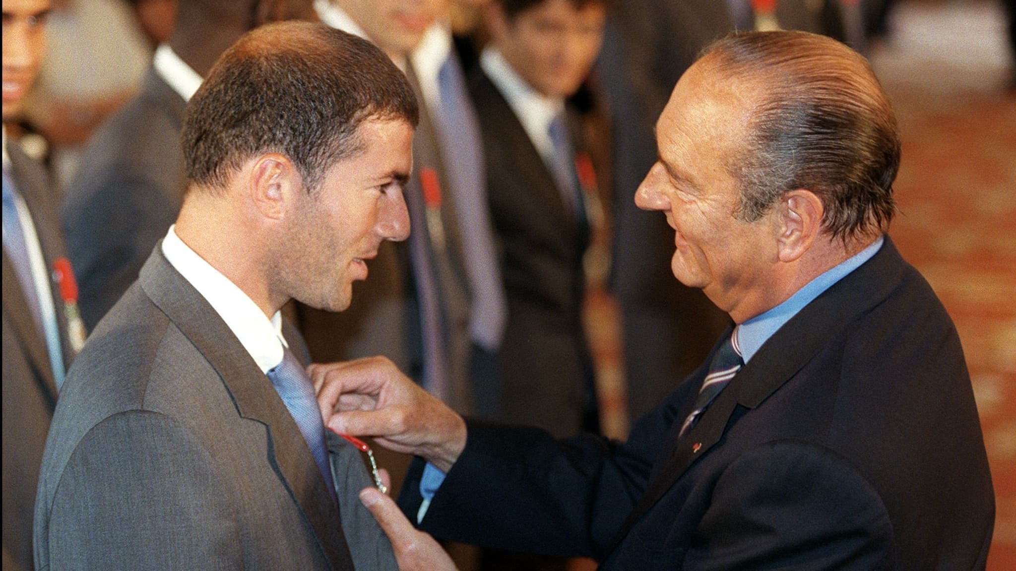 Zinédine Zidane décoré de la Légion d'honneur par le président Jacques Chirac, à l'Élysée le 1er septembre 1998