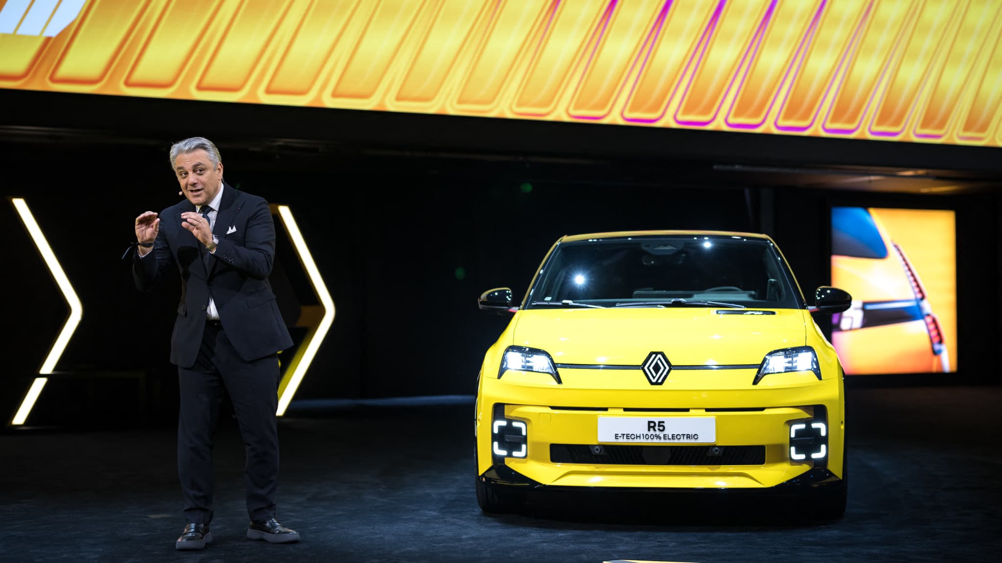 El director general del Grupo Renault, Luca de Meo, presenta el auto eléctrico La R5 e-Tech presentado en todo el mundo por el fabricante de automóviles francés el 26 de febrero de 2024 durante'un día de prensa antes de la feria internacional de la'Automóvil de Ginebra. The general director of the Renault Group, Luca de Meo, presents the electric car the R5 e-tech presented worldwide by the French car manufacturer on February 26, 2024 during a press day before the International Fair of the Genève International Fair.