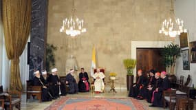 Au deuxième jour de sa visite, Benoît XVI a appelé le Liban, pays multiconfessionnel, a être un modèle de paix et de coexistence religieuse pour le Proche-Orient, alors que la région est le théâtre d'une guerre civile qui dure depuis près d'un an et demi