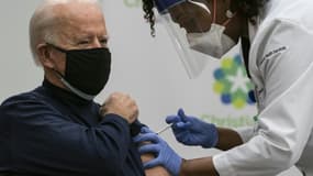 Le président élu américain Joe Biden reçoit une dose de vaccins anti-Covid à Neward le 21 décembre 2020. (Photo d'illustration)