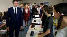 Le Premier ministre Gabriel Attal (G) et la ministre de l'Education Nicole Belloubet (3e G) lors d'une visite dans un collège de Chartres le 14 mars 2024