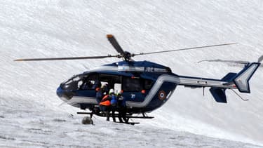 Un hélicoptère du peloton de gendarmerie de haute montagne (PGHM) évacuant des blessés dans les Alpes, en août 2012 (image d'illustration).