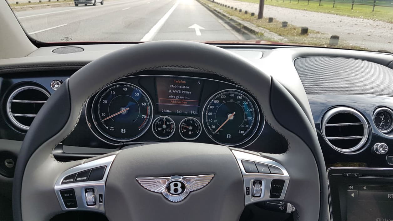 Derrière le volant de la Bentley, le compteur grimpe jusqu'à 340 km/h. La vitesse maximale officielle donnée par Bentley est elle de 320km/h. Derrière le volant de la Bentley, le compteur grimpe jusqu'à 340 km/h. La vitesse maximale officielle donnée par Bentley est elle de 320km/h.
