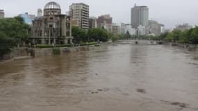 Le niveau de plusieurs cours d'eau à Hiroshima, ici la rivière Motoyasu, sont très élevés après de violentes pluies.