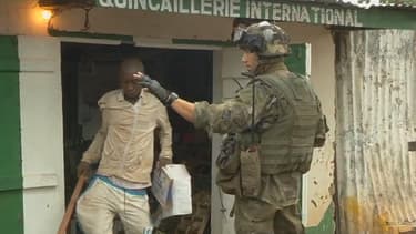A Bangui, l'armée française tente d'empêcher les pillages.