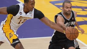 Tony Parker à la lutte avec Dwight Howard