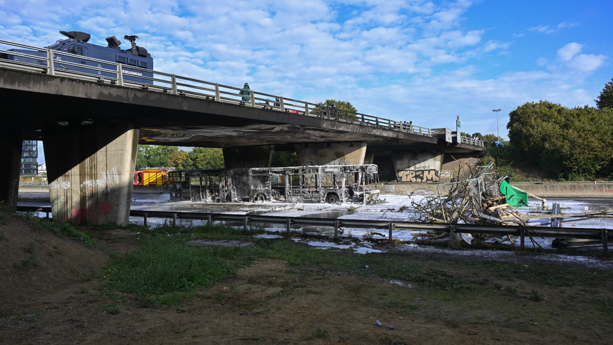 10 SEPTEMBRE: UN BUS INCENDIÉ ET PILLÉ SOUS UN PONT DE LA ROCADE DE RENNES