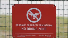 Un panneau indique une zone interdite aux drones à l'aéroport de Vilnius en Lituanie, le 12 juin 2023
