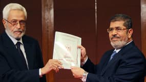 Le président Morsi reçoit une copie de la nouvelle constitution.