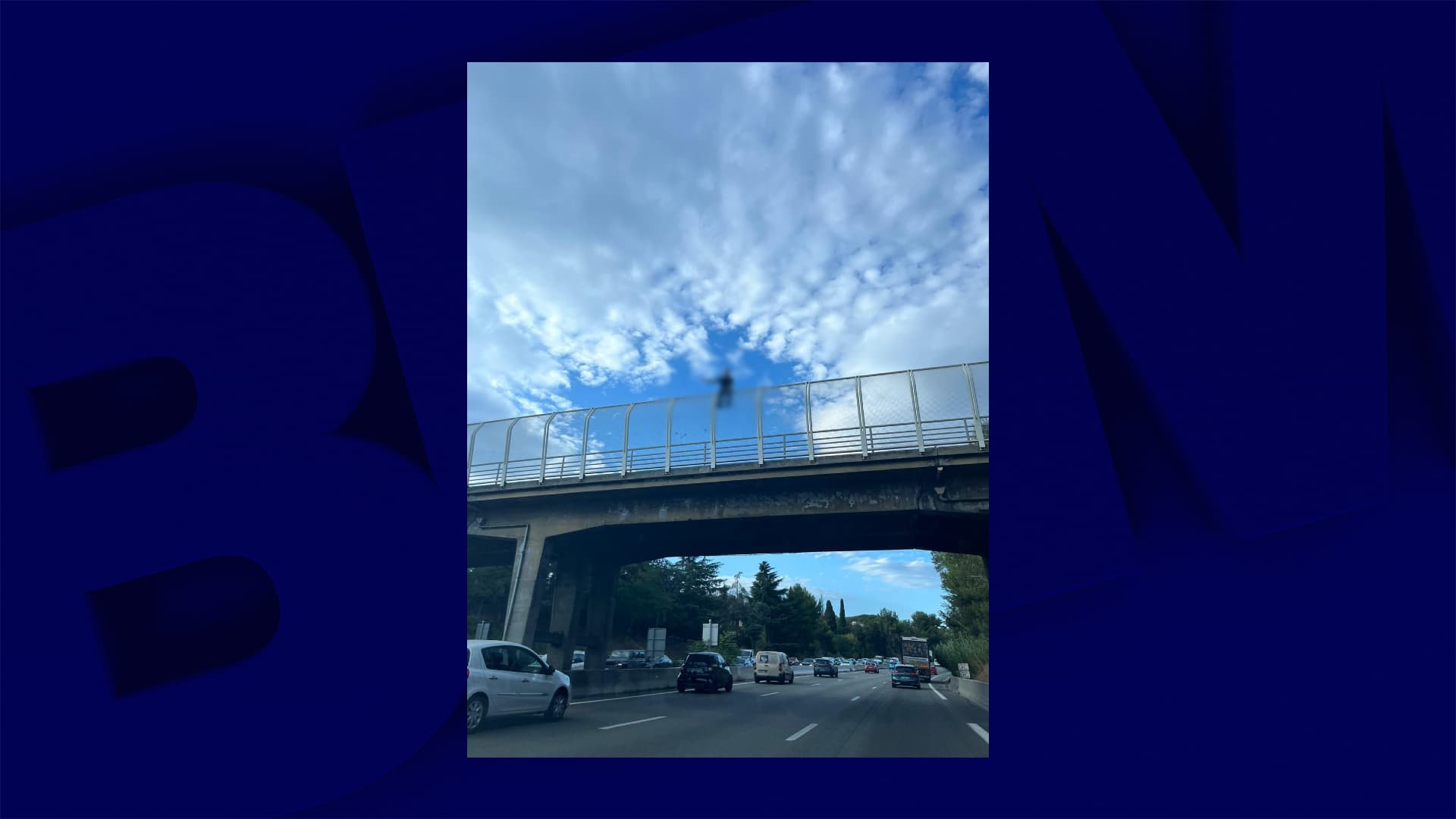 UN HOMME MENACE DE SAUTER D'UN PONT AU-DESSUS DE L'A8 PRÈS DE NICE, LA CIRCULATION COUPÉE DANS LES DEUX SENS