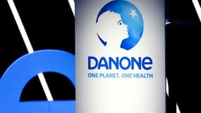 Le logo de Danone lors d'une assemblée générale du groupe le 25 avril 2024, à Paris
