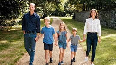 Le prince William, Kate et leurs trois enfants (George, Charlotte et Louis) pour leur carte de Noël officielle de 2022. 