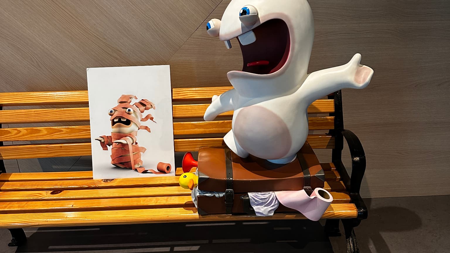Un lapin crétin dans les couloirs du studio d'Ubisoft Milan. Un lapin crétin dans les couloirs du studio d'Ubisoft Milan.