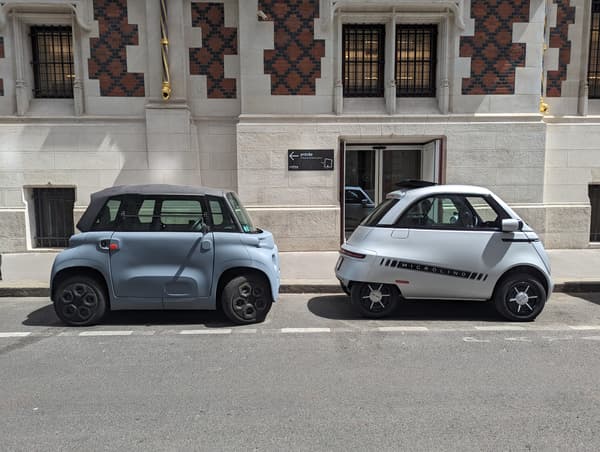A gauche, la Citroën AMI, à droite, la Microlino, deux modèles de mini-voitures.
