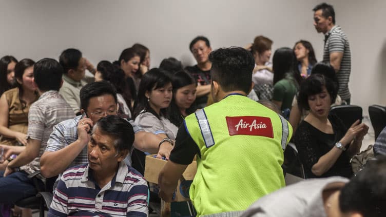 Les familles des passagers de l'avion d'AirAsia disparu entre l'Indonésie et Singapour attendent à l'aéroport de Surabya en Indonésie le 28 décembre 2014.