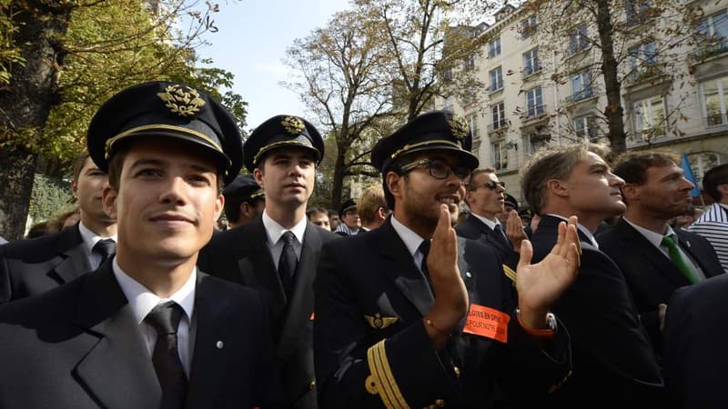 Les pilotes d'Air France, lors d'une manifestation mardi 23 septembre, à proximité de l'Assemblée nationale.