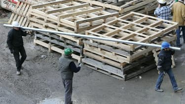 Le Medef a réclamé mardi au gouvernement un "acte 2" du pacte de compétitivité, avec pour objectif la mise en place d'une véritable "stratégie" sur les prélèvements obligatoires qui pèsent sur les entreprises. /Photo d'archives/REUTERS/Yves Herman
