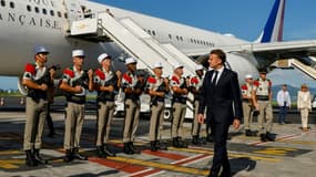 Le président Emmanuel Macron, le 21 avril 2025 à l'aéroport de Dzaoudzi, à Mayotte