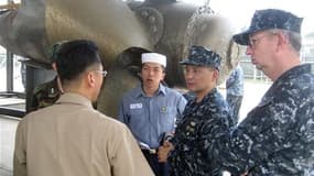 Le capitaine Atshushi Tanaka (3e en partant de la gauche) de la marine américaine en discussion avec les autorités sud-coréennes au sujet du naufrage de la corvette Cheonan. Américains et Sud-Coréens entament dimanche des exercices aéronavals de grande am