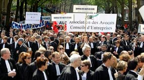 Les avocats français ont manifesté mercredi à Paris pour réclamer une meilleure rémunération de leurs interventions lors des gardes à vue, développées dans une réforme entrée en vigueur le 15 avril. /Photo prise le 4 mai 2011/REUTERS/Charles Platiau
