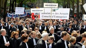 Les avocats français ont manifesté mercredi à Paris pour réclamer une meilleure rémunération de leurs interventions lors des gardes à vue, développées dans une réforme entrée en vigueur le 15 avril. /Photo prise le 4 mai 2011/REUTERS/Charles Platiau