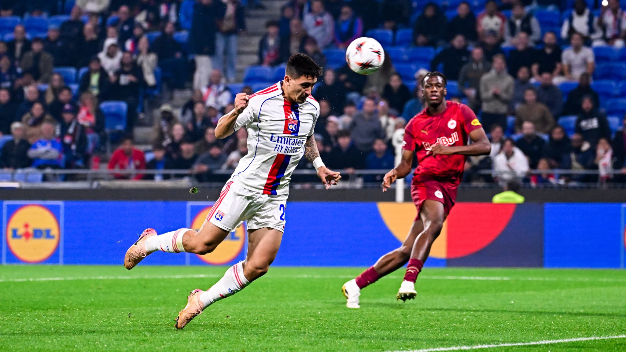 Martin Satriano marque son premier but avec Lyon, le 2 octobre 2025. 