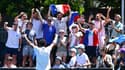 Arthur Fils célèbre avec les supporteurs français sa victoire face au Tchèque Jiri Vesely (4-6, 7-5, 6-2, 6-3) 1er tour de l'Open d'Australie, le 16 janvier 2024