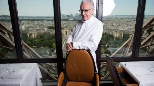 Le chef français Alain Ducasse, le 23 juin 2014 au restaurant "Le Jules Verne" à Paris Le chef français Alain Ducasse, le 23 juin 2014 au restaurant "Le Jules Verne" à Paris
