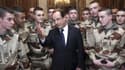 François Hollande, samedi, en compagnie de soldats en partance pour le Mali.