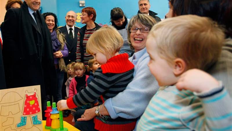 Nicolas Sarkozy en visite dans une crèche à Lavaur dans le Tarn. Le chef de l'Etat est revenu à la charge mardi contre le projet socialiste de modulation du quotient familial en l'accusant de remettre en cause le consensus qui a permis à la France d'avoir