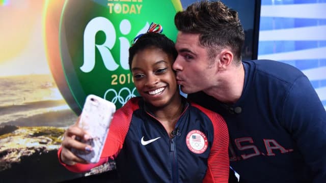 Zac Efron a surpris la gymnaste Simone Biles aux Jeux Olympiques de Rio.