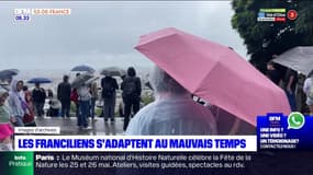 Paris: face au mauvais temps du mois de mai, Franciliens et touristes s'adaptent