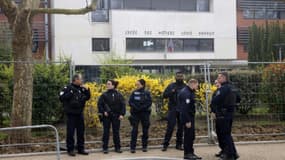 Des policiers devant le lycée des métiers Louis-Armand, à Yerres (Essonne), le 25 mars 2025