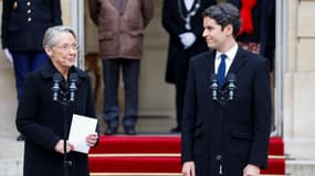  Elisabeth Borne et Gabriel Attal à Matignon, le 9 janvier 2024, lors de leur passation de pouvoir.