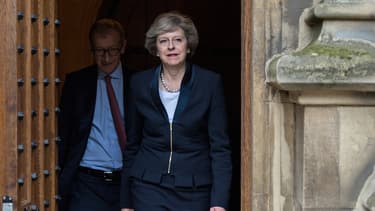 Theresa May veut lutter contre l'optimisation fiscale des géants américains. Philip, son mari, travaille pour un fonds californien qui possède des milliards d'actifs d'Amazon et de Starbucks.