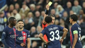 Istvan Kovacs avertit le Titi parisien Warren Zaïre-Emery, le 4 octobre 2023, à St. James' Park