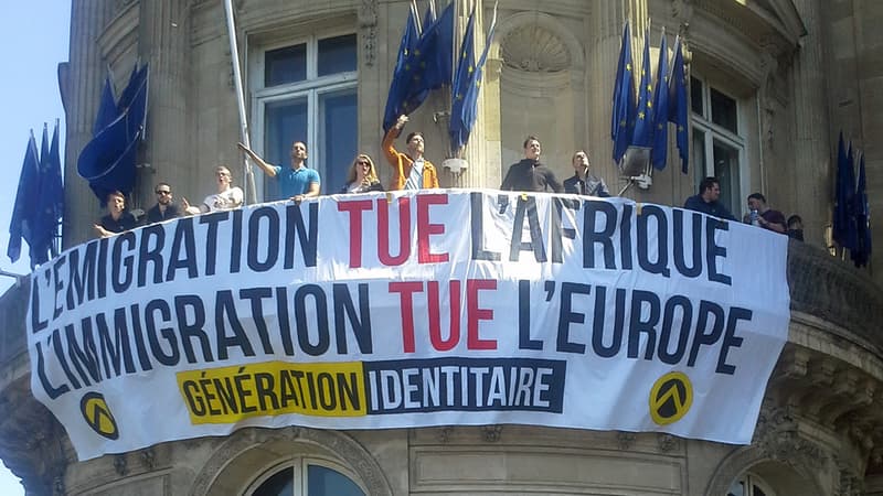 Le groupe d'extrême droite Génération identitaire a déployé une banderole sur le balcon d'un bâtiment de la commission européenne à Paris.