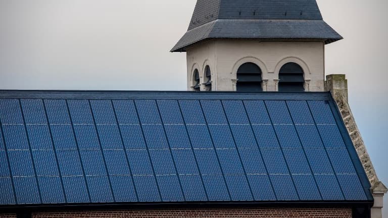 Des panneaux solaires installés sur l'église de Saint-Waast à Loos-en-Gohelle