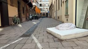 Un matelas abandonné dans une rue de Strasbourg.