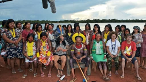 Le cacique Raoni et la cheffe indigène Sonia Guarajaja à Piaracu, près de Sao Jose do Xingu, État du Mato Grosso au Brésil, le 15 janvier 2020