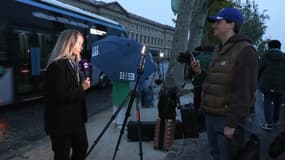 Une journaliste norvégienne de la chaîne TV2 se préparant à un duplex près du Louvre à Paris, après le braquage spectaculaire de huit bijoux le dimanche 19 octobre 2025.