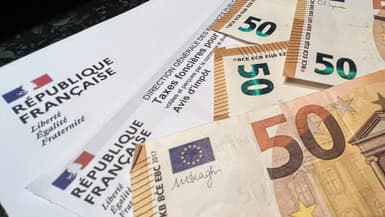 Un document de taxe foncière française avec des billets de 50 euros, à Lille, en novembre 2022. (Illustration)