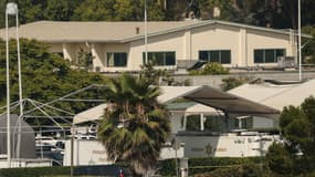 Deux véhicules près du département du shérif du comté de Los Angeles, à East Los Angeles, en Californie, le 18 juillet 2025. 