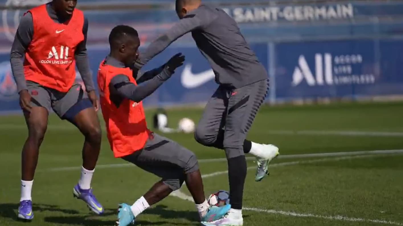 Kylian Mbappé victime d'un coup lors d'un duel avec Idrissa Gueye à l'entraînement du PSG, le 7 mars 2022