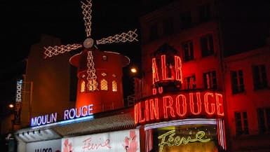 Le célèbre cabaret du Moulin Rouge, dans le quartier de Pigalle à Paris.