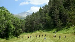 Des bénévoles participent aux recherches d'Émile, deux ans et demi, disparu depuis deux jours, le 10 juillet 2023 au Vernet, dans les Alpes-de-Haute-Provence.