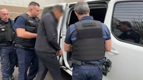 Trois surveillants appartenant à une ELSP escortent un détenu près de Nancy